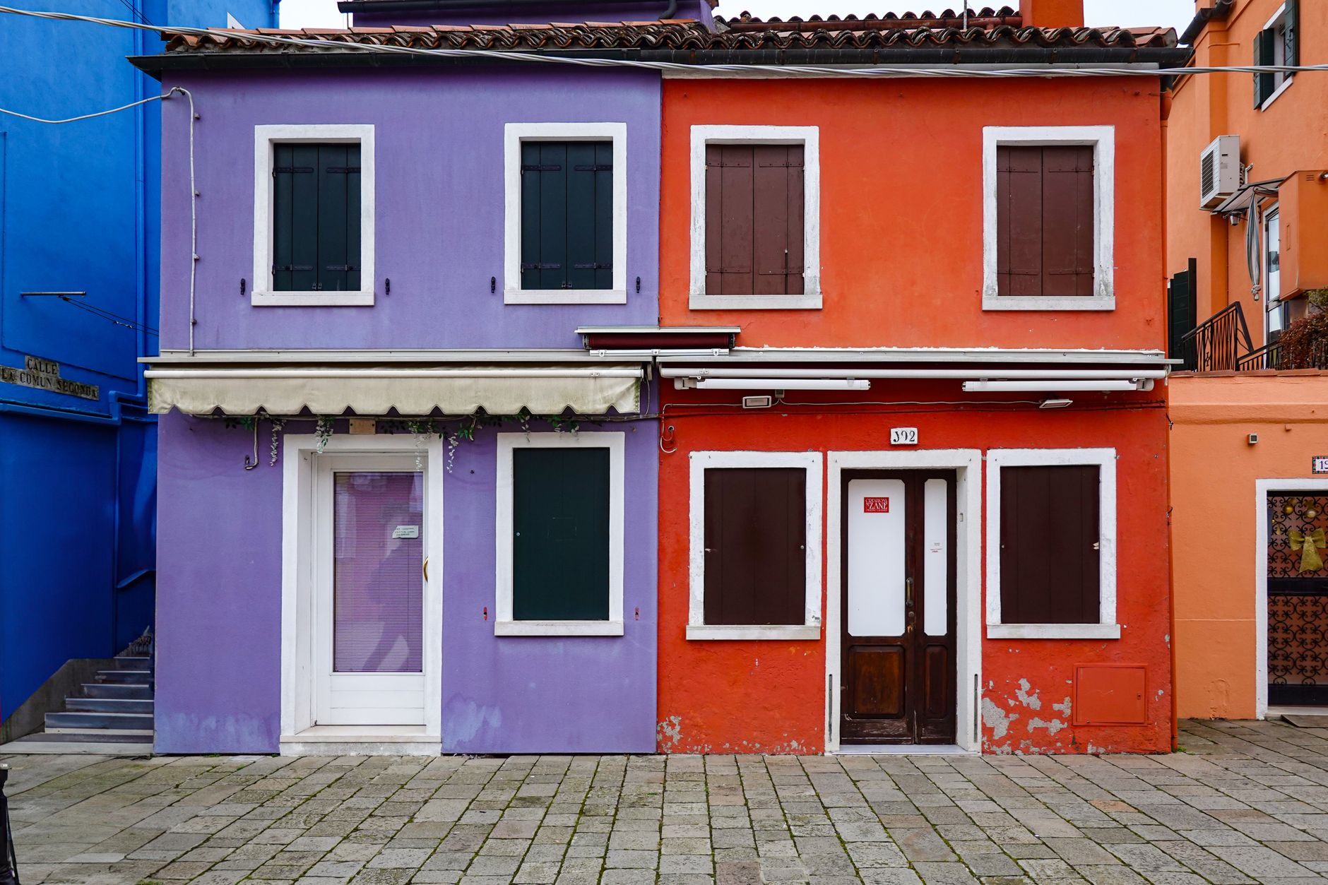 How to Pick Exterior House Colours That Enhance Curb Appeal